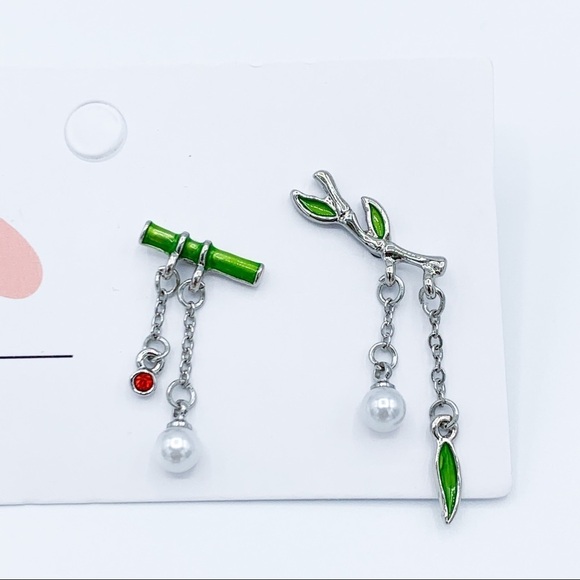 Asymmetric bamboo ear climber earrings - Picture 1 of 3